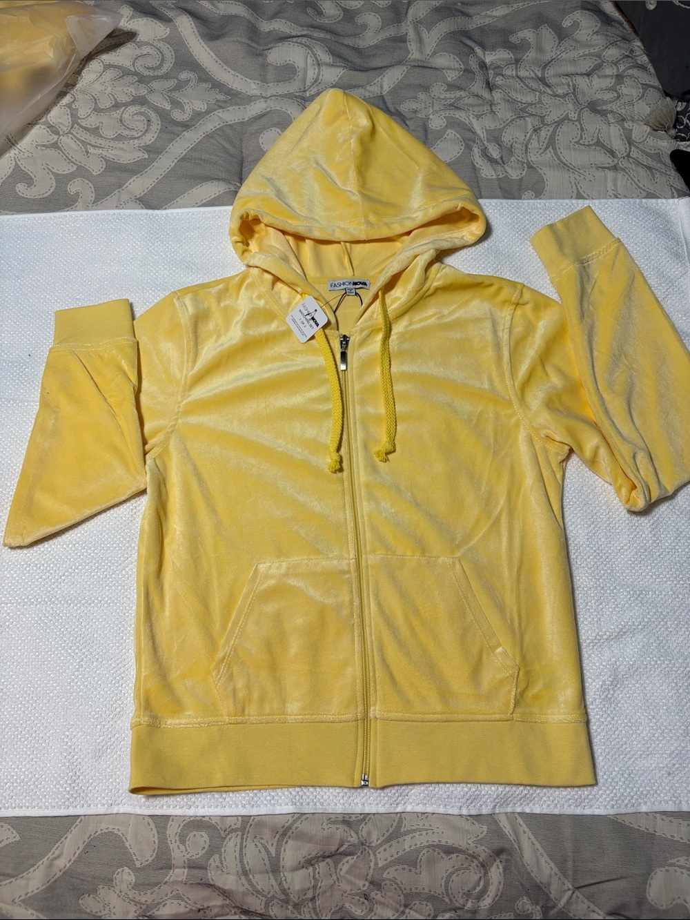 Fashion Nova Light Yellow Velour Zip Hoodie and Joggers. 💛💛